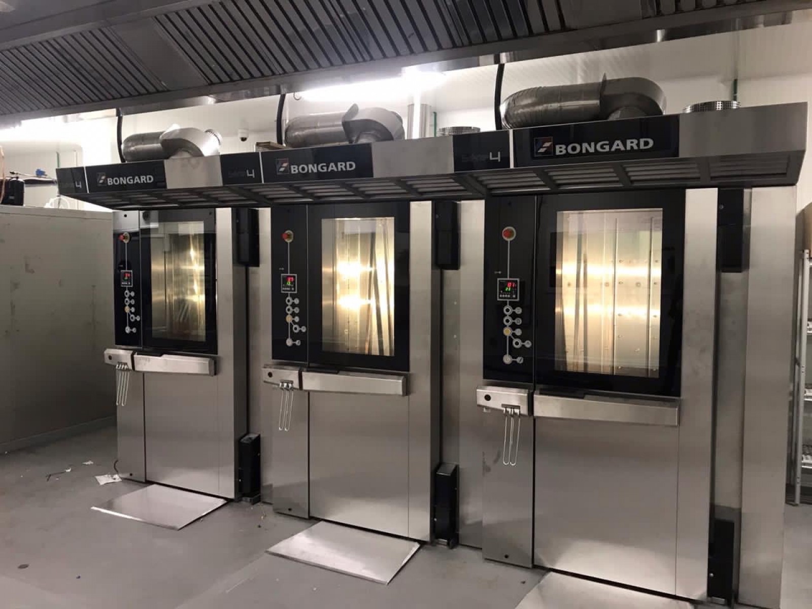 Fournisseur de fours à convoyeur, four électrique ou gaz pour cuisson de 2 à 9 pizzas Saint Rémy dans Les Alpilles