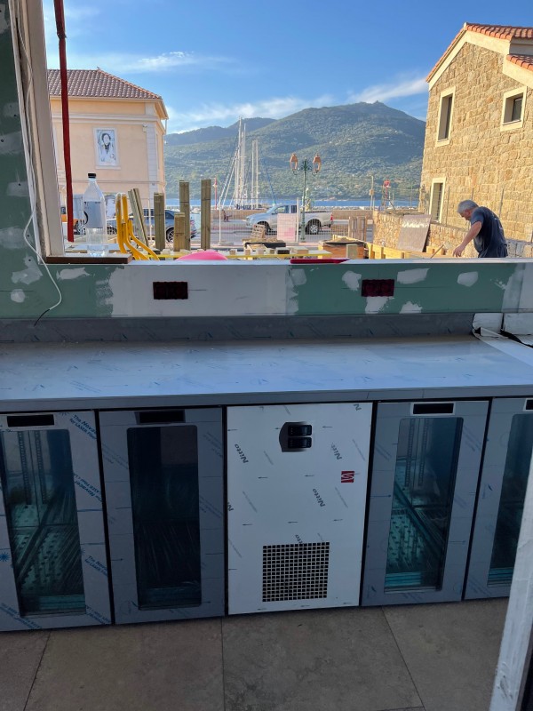 Agencement de Bar avec comptoir réfrigéré Eberhardt dessus Inox