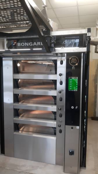 Installation de l'élévateur intégré sur un four à sole électrique Bongard dans le CFA de Corse