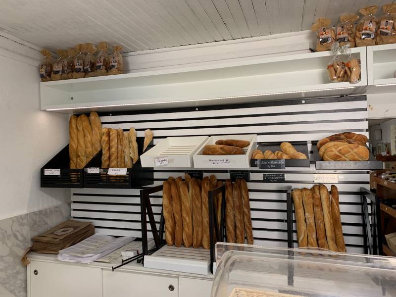 Présentation de Pain Mural Blanc et Métal Marron à Corte Haute Corse