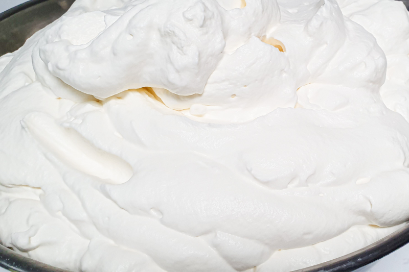 Pour la réalisation d'une crème fouettée aérienne avec un aéro batteur 