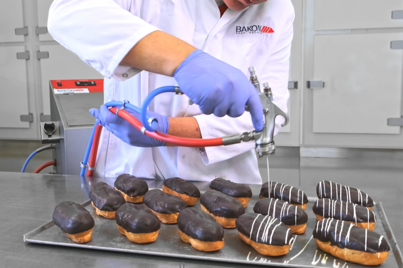 Décors en chocolat avec un pulvérisateur de chocolat