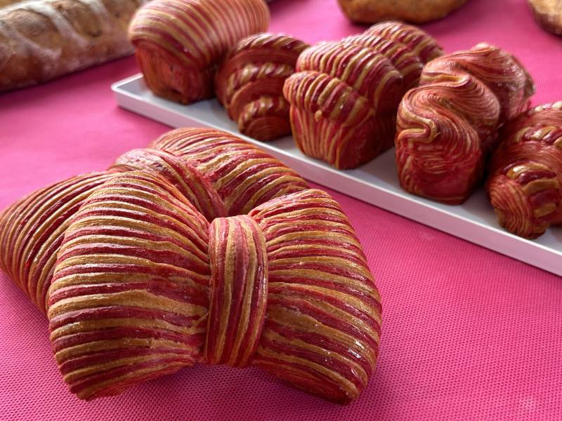 Octobre Rose au Salon du Chocolat : une alliance entre gourmandise et solidarité.