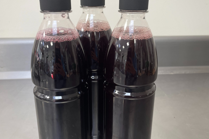 Remplissage de Bouteille avec du liquide à l'aide d'une doseuse automatique SPIRAL