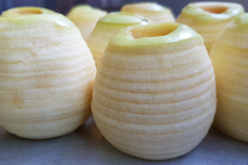 Pomme épluchée, coupée et détrognée avec un Pele Pomme automatique SPIRALPOM MAJOR