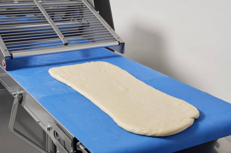Laminage de la Pâte sur Tapis Synthétique